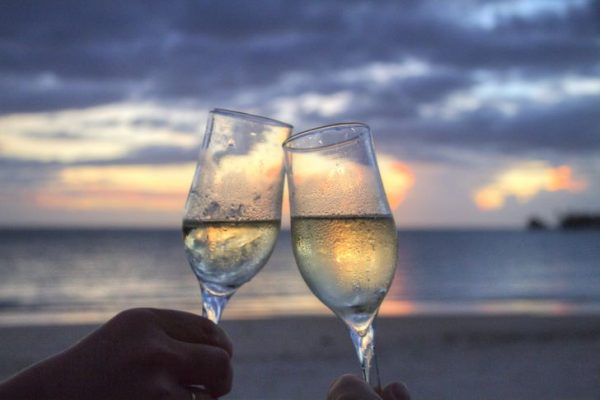 Daten op het Strand met en Glas Champagne